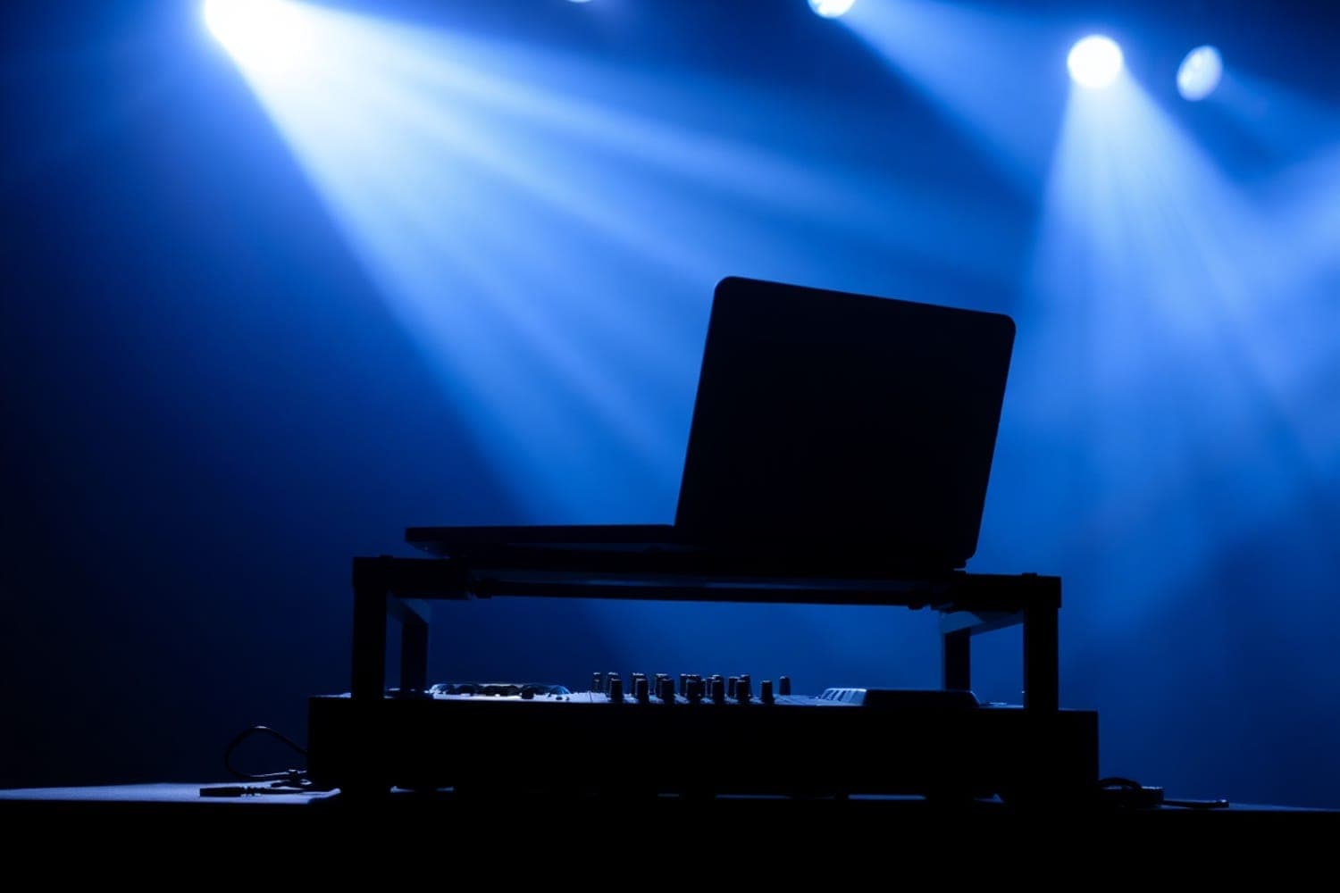 Les meilleurs supports laptop DJ pour un setup plus clean