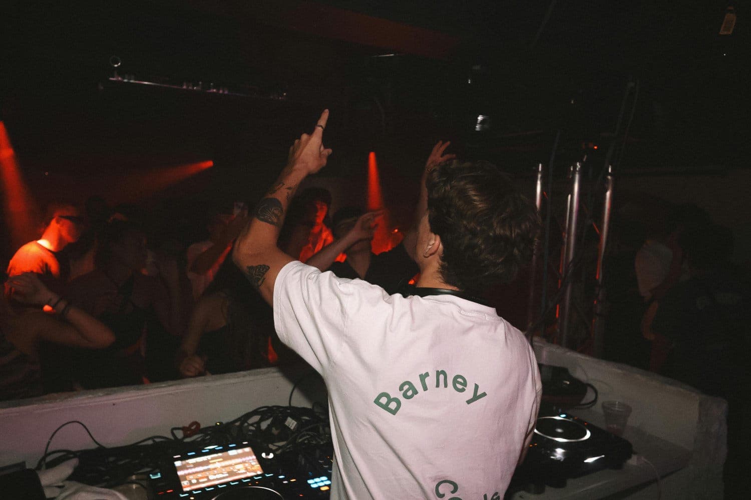Cómo interactúan los DJs con el público