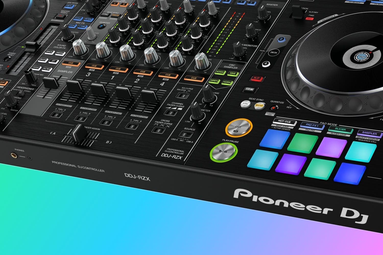 Niemand braucht drei Touchscreens. Der DDJ-RZX hat sie trotzdem.