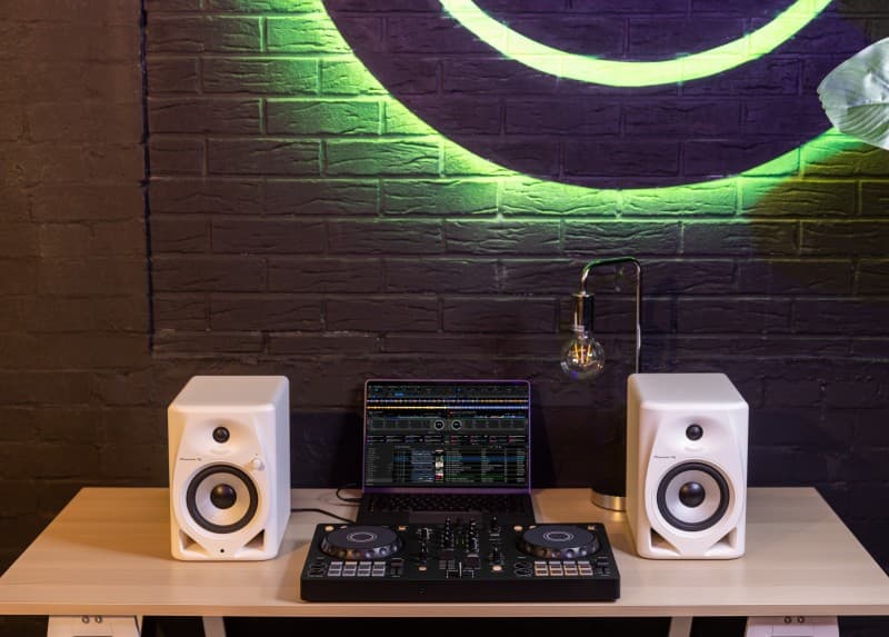 Pioneer DJ DDJ-FLX4 lifestyle 3