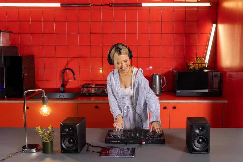 Pioneer DJ DDJ-FLX4 lifestyle 1