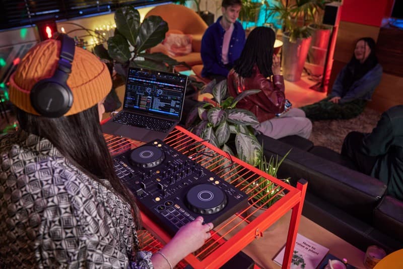 Pioneer DJ DDJ-FLX4 lifestyle 2