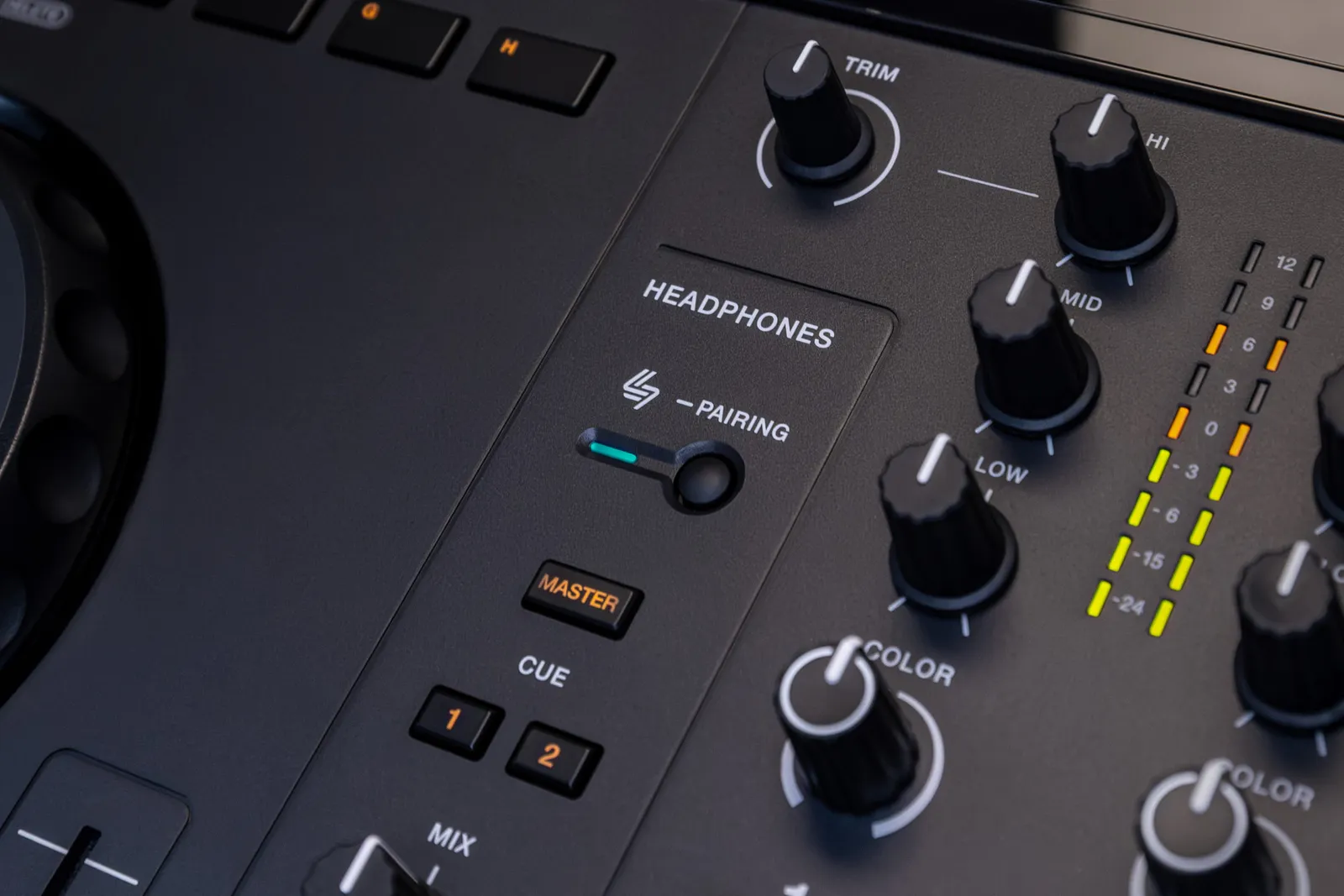 Mixer section of the AlphaTheta XDJ-AN with the headphone pairing button and level meters