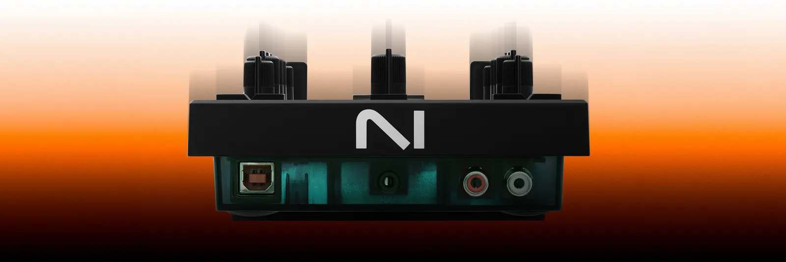 Rear panel of the Traktor Z1 MK2 with its USB-B port, 3.5 mm and RCA outputs
