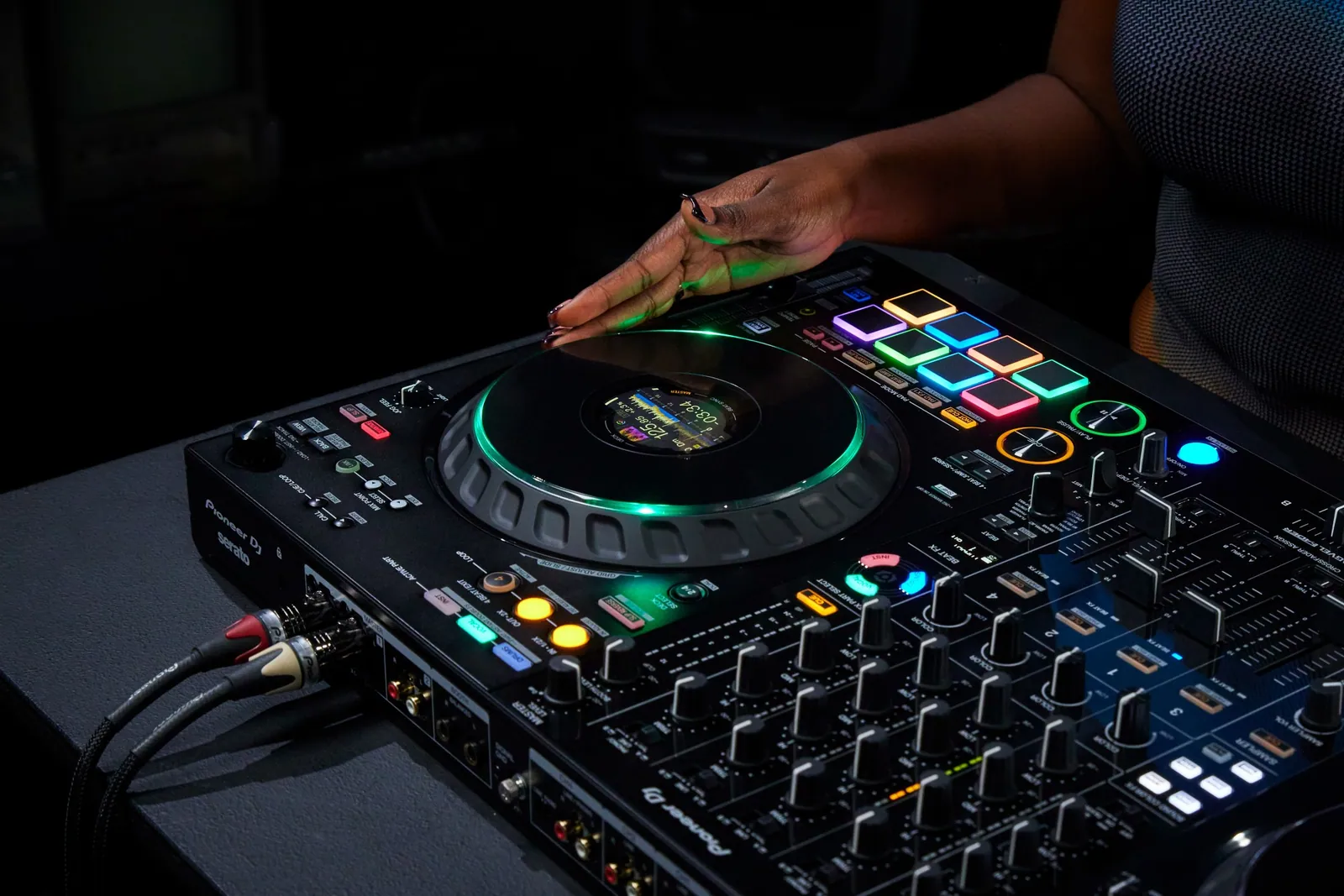 Jog wheel display on the Pioneer DJ DDJ-FLX10