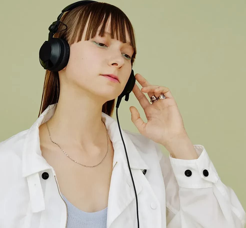 A person wearing the Pioneer DJ HDJ-CX with the coiled cable