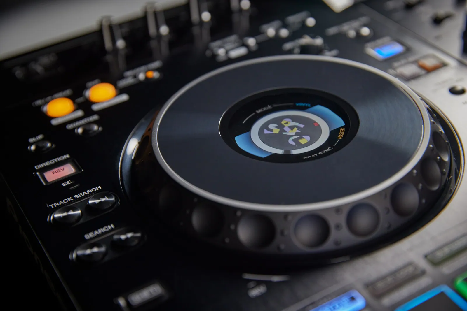 Jog wheel and centre display on the Pioneer DJ XDJ-RX3