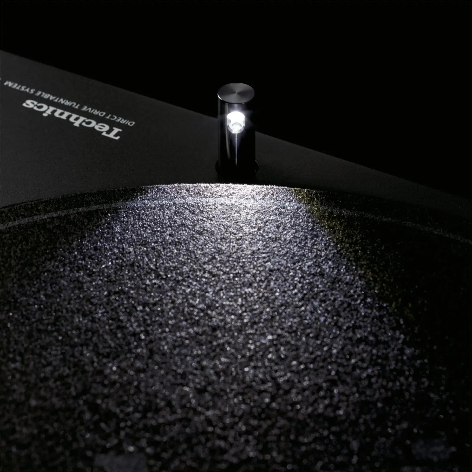 Technics SL-1200MK7 stylus illuminator lighting the platter mat